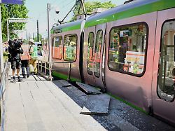 28 05 2026 niedersachsen hannover ein kameramann filmt nach einem unfall schaeden an einer stadtbahn zwei zuege waren kollidiert mehrere fahrgaeste wurden vom rettungsdienst versorgt