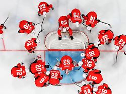 31 05 2026 schweiz zuerich eishockey maenner wm schweiz finnland die schweizer spieler versammeln sich um ihren torhueter leonardo genoni unten mitte