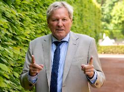 abb brink bernhard brink beim pk termin zur neuen konzerttour unter dem motto danke fuer die zeit start ist im september 2027 pk im tennisclub 1899 e v blau weiss in berlin am19 05