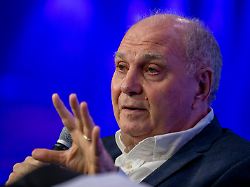 archiv 01 12 2025 bayern muenchen uli hoeness ehrenpraesident des fc bayern muenchen nimmt am talk wie bleibt fussball business koenig auf dem kongress sport marke medien teil