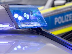 archiv 04 08 2021 bayern nuernberg ein blaulicht auf dem dach eines polizeifahrzeugs