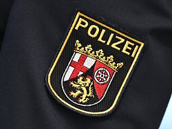 archiv 06 02 2024 rheinland pfalz mainz das wappen der polizei rheinland pfalz ist auf der jacke eines polizisten befestigt