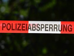 archiv 06 08 2020 illustration ein absperrband der polizei sichert einen tatort