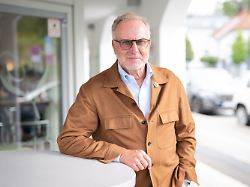 archiv 11 09 2025 bayern muenchen karl heinz rummenigge posiert vor einem interview fuer den fotografen