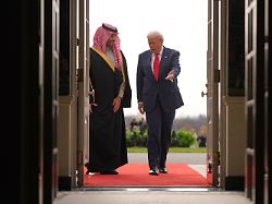 archiv 18 11 2025 usa washington us praesident donald trump begruesst den saudi arabischen kronprinzen mohammed bin salman im weissen haus