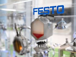 archiv 21 03 2024 baden wuerttemberg esslingen ein exponat zur kultivierung von algen fuer die herstellung von kunststoffen ist in einem showroom der firma festo ausgestellt