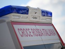 archiv 25 04 2024 italien rimini die worte crosse rossa italiana italienisches rotes kreuz sind auf einem krankenwagen zu sehen