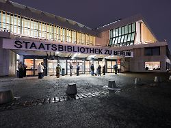 abendliche aufnahme der staatsbibliothek zu berlin am potsdamer platz