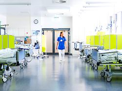aerztinnen und pfleger versorgen patientinnen im aufwachraum vom diako klinikum im stadtteil groepelingen