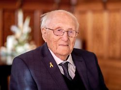 albrecht weinberg einer der letzten ueberlebenden des holocaust sitzt im rathaus der stadt leer