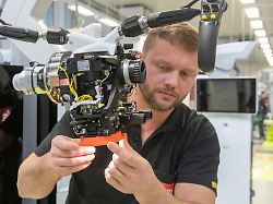 alexander schwarz montiert bei der zeiss meditec ag ein neurochirurgisches visualisierungssystem der mutterkonzern carl zeiss ag gibt am 11 12 2019 seine jahrespressekonferenz