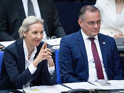 alice weidel afd gemeinsam mit tino chrupalla afd im plenum bei der 80 sitzung des deutschen bundestag in berlin 21 05