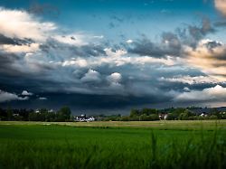 am horizont aufziehendes gewitter in den abendstunden im landkreis pfaffenhofen in bayern