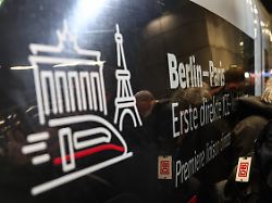 an einem fenster des ersten ice der direktverbindung von berlin nach paris ist ein aufkleber mit dem eiffelturm und dem brandenburger tor zu sehen