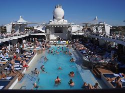 an einem seetag halten sich viele menschen am pool auf dem kreuzfahrtschiff mein schiff 6 irgendwo auf der ostsee auf