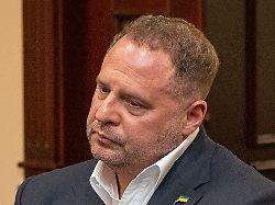 andrij jermak r frueherer ukrainischer praesidialamtschef ist waehrend einer gerichtsverhandlung in einem gerichtssaal in kiew zu sehen