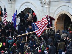 anhaenger des damaligen us praesidenten donald trump stuermen das kapitolgebaeude wo die abgeordneten den sieg des gewaehlten praesidenten biden bei der wahl im november bestaetigen sollten