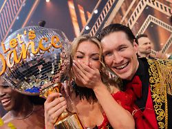 anna carina woitschack saengerin und evgeny vinokurov profitaenzer freuen sich im finale der rtl tanzshow let s dance im coloneum ueber den sieg