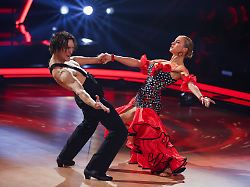 anna carina woitschack saengerin und evgeny vinokurov profitaenzer tanzen in der rtl tanzshow let s dance im coloneum