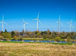 auf der flaeche im vordergrund entlang des schleusengrabens im stadtteil allermoehe im bezirk bergedorf soll ein riesiger batteriespeicher entstehen hamburg deutschland nur redaktionelle nutzung