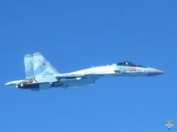 auf diesem foto das von der franzoesischen armee am montag den 20 april 2026 zur verfuegung gestellt wurde fliegt ein russischer su 35 kampfjet ueber die ostsee