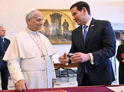 auf diesem von vatican media via ap zur verfuegung gestellten foto tauschen papst leo xiv l und us aussenminister marco rubio geschenke aus waehrend sie sich in der privatbibliothek des papstes treffen