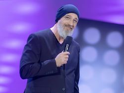 auftritt von comedian torsten straeter waehrend der mdr tv aufzeichnung humorzone dresden die gala im alten schlachthof dresden