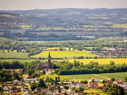 ausblick auf den turm der kirche st agnes in steinbergen im hintergrund die weser