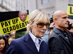 autorin e jean carroll m verlaesst das new yorker bundesgericht nachdem der ehemalige us praesident donald trump vor gericht erschienen ist