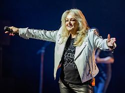 berlin germany may 3 british singer bonnie tyler performs at theater am potsdamer platz on may 3 2025 in berlin germany
