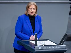baerbel bas spd bundesministerin fuer arbeit und soziales spricht in der debatte im plenarsaal im bundestag