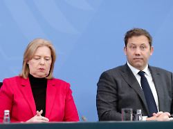 baerbel bas und lars klingbeil bei einem pressestatment zu den beschluessen nach den gespraechen der koalition zur entlastung der buerger und unternehmer im kanzleramt berlin 13 04