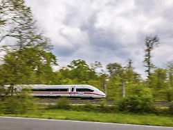 bahngleise bei moerfelden walldorf ein ice faehrt auf freier strecke durch einen wald mitzieher bewegungsunschaerfe