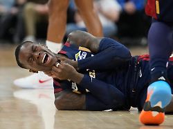 basketball maenner nba play off runde eastern conference halbfinale 3 spieltag cleveland cavaliers detroit pistons cleveland cavaliers guard dennis schroeder reagiert nachdem er am hals getroffen wurde