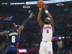 basketball maenner nba play off runde eastern conference halbfinale 6 spieltag cleveland cavaliers detroit pistons detroit pistons caris levert r wirft ueber cleveland cavaliers dennis schroeder
