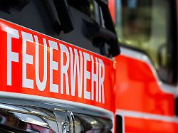 bei einem brand im ortsteil kladow hat sich ein mensch eine schwere rauchvergiftung zugezogen eine weitere person wurde leicht verletzt