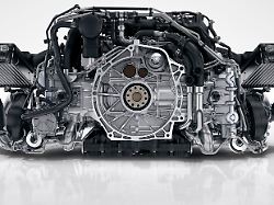 bei einem modernen verbrennungsmotor hier ein boxermotor von porsche verfuegt ueber viele leitungen und kuehler fuer die wasserkueuehlung