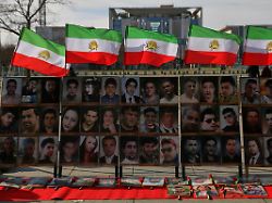 berlin deutschland bundeskanzleramt mahnwache gegen hinrichtungen im iran aktivisten sammeln vor dem paul loebe haus unterschriften gegen hinrichtungen im iran im hintergrund das bundeskanzleramt