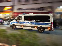 berlin deutschland ein polizeifahrzeug faehrt am vorabend des 1
