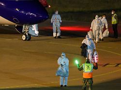 besatzungsmitglieder der hondius erreichen am abend mit zwei flugzeugen den flughafen in eindhoven unter ihnen auch ein deutsches besatzungsmitglied 1