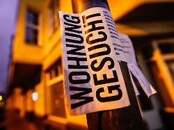 besonders in grossen staedten gestaltet sich die suche nach wohnraum oft schwierig betrueger nutzen das gerne aus um wohnungssuchende uebers ohr zu hauen