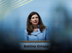 bettina orlopp vorstandsvorsitzende der commerzbank spricht auf der pressekonferenz am vormittag fand die bilanzpressekonferenz der commerzbank statt