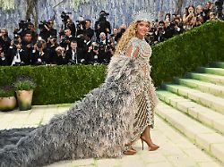 beyonce kommt benefizgala des metropolitan museum of art anlaesslich der eroeffnung der ausstellung costume art in new york