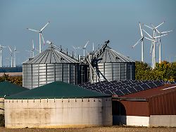 biogas anlage landwirtschaftlicher betrieb windpark bei lichtenau solaranlage auf en betriebsgebaeuden ostwestfalen lippe nrw deutschland