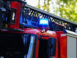 blaulicht auf feuerwehrauto drehleiter symbolfoto blaulicht 26 04