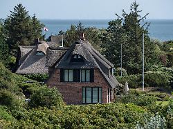 blick auf luxusimmobilien in den duenen von list ortsteil westerheide auf der nordseeinsel sylt im august 2025