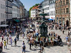 blick auf den amager platz ein teil der fussgaengerzone stroget kopenhagen daenemark europa