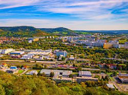blick ueber jena lobeda mit der autobahn a4 vom steinbruch moenchsberg im herbst bei schleierwolken jena thueringen deutschland europa