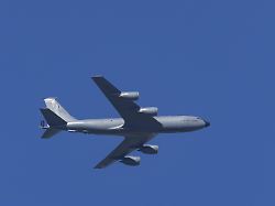 boeing kc 135 stratotanker militaerduesenflugzeug der united states air force usaf das am blauen himmel fliegt england grossbritannien