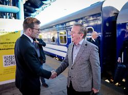 boris pistorius spd bundesminister der verteidigung wird von heiko thoms deutscher botschafter in der ukraine auf dem hauptbahnhof in kiew begruesst auf dem programm stehen politische gespraeche